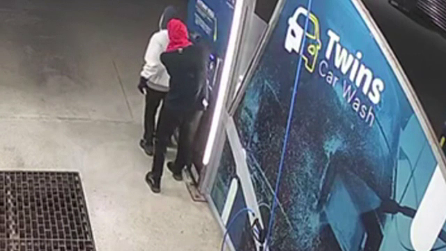 Polițiștii nu reușesc să le dea de urmă indivizilor care au spart într-o săptămână mai multe spălătorii auto din țară