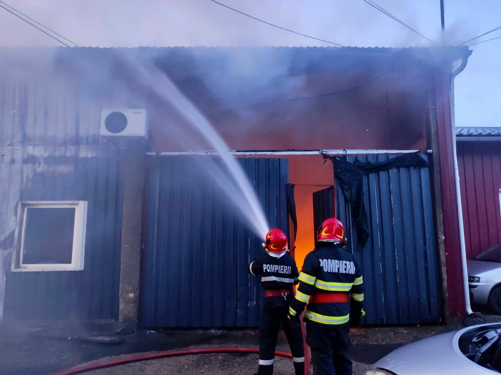 VIDEO Incendiu la un atelier de reparații de electrocasnice din Sibiu. 300 de metri pătrați au fost afectați