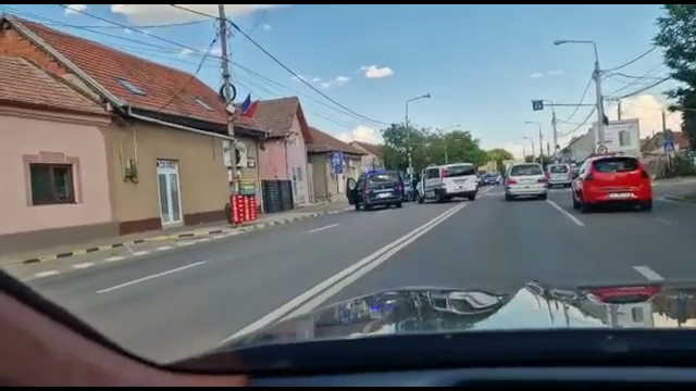 Scene din filmele de acțiune, surprinse în Oradea. Un individ, luat pe sus și încătușat de polițiști