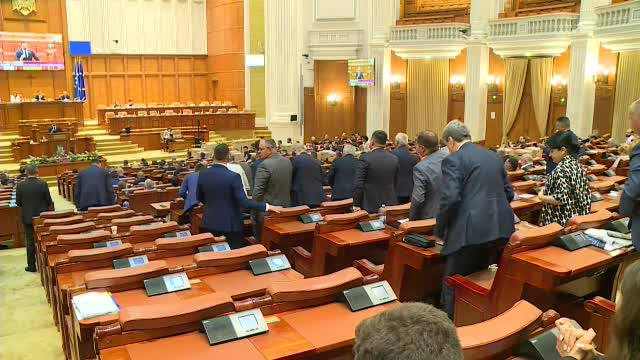 Parlamentul a început dezbaterea bugetului de stat pe 2023. USR și AUR au depus peste 4.500 de amendamente