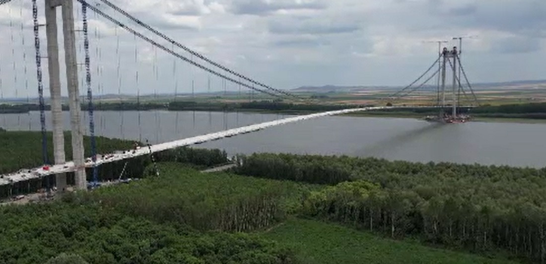 Brăila: Ultimul element de pe podul de peste Dunăre a fost ridicat pe poziție. Când se va putea circula