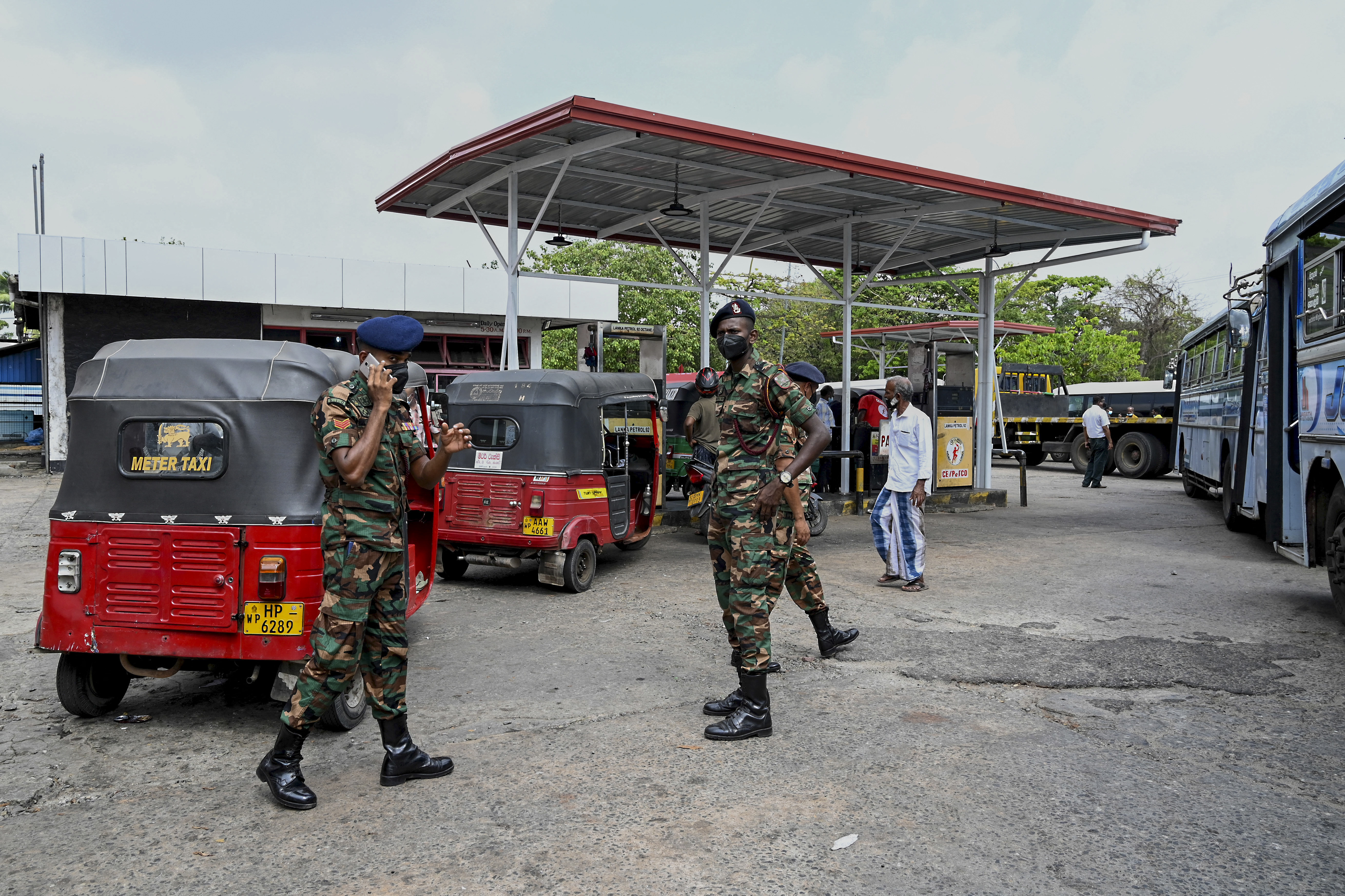 Sri Lanka suspendă vânzarea combustibilului pentru vehicule neesențiale. Singurele excepții care vor putea face plinul