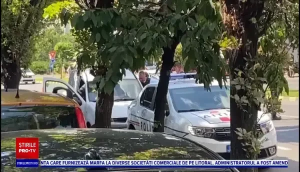 Incident neobișnuit în Oradea. O șoferiță parcată neregulamentar s-a baricadat în mașină timp de patru ore