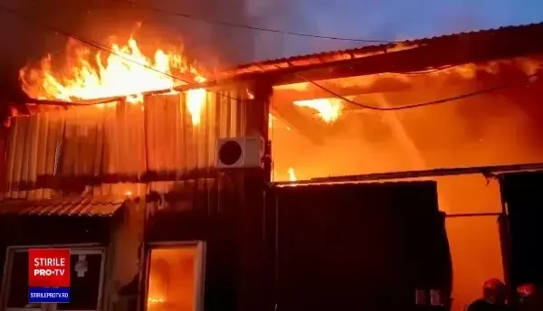 VIDEO Incendiu la un atelier de reparații de electrocasnice din Sibiu. 300 de metri pătrați au fost afectați