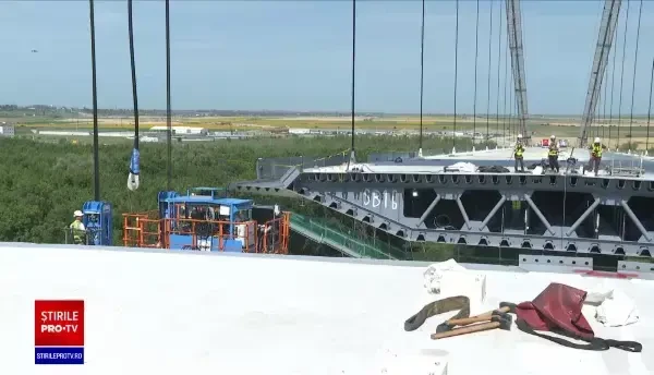 Brăila: Ultimul element de pe podul de peste Dunăre a fost ridicat pe poziție. Când se va putea circula