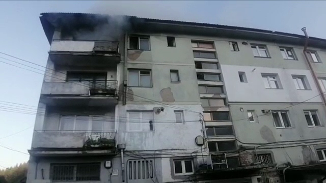 O femeie de 77 de ani, în stare gravă, după ce apartamentul în care locuia a fost cuprins de un incendiu