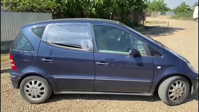 Incident șocant în Bihor. Un individ a spart geamurile mașinilor parcate pe strada unde locuia. Și-a și înjunghiat fratele