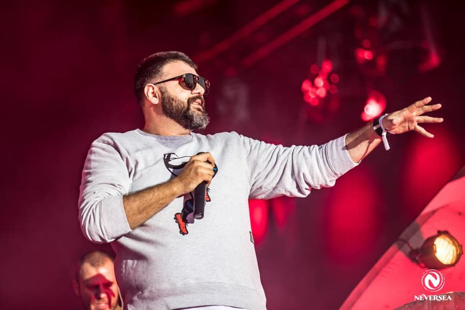 Grasu XXL a ajuns la poliție, după ce a lovit un tânăr cu o sticlă de apă și l-a înjurat