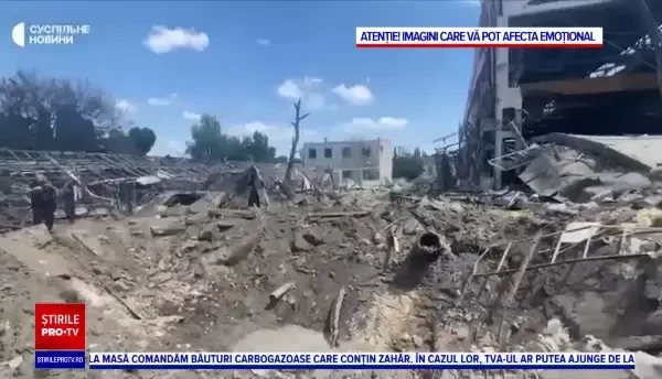 Momentul în care racheta lansată de ruși lovește spațiul comercial ucrainean | VIDEO