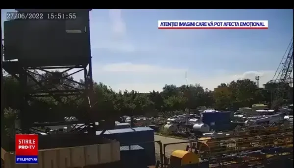 Momentul în care racheta lansată de ruși lovește spațiul comercial ucrainean | VIDEO