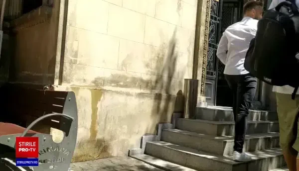 Grasu XXL a ajuns la poliție, după ce a lovit un tânăr cu o sticlă de apă și l-a înjurat