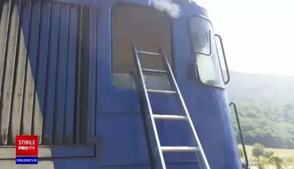 Zeci de pasageri ai unui tren, evacuaţi din cauza unui incendiu izbucnit la locomotivă, în Vâlcea | FOTO