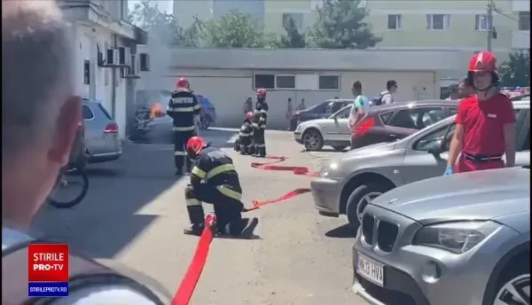 O mașină parcată între blocuri, în Baia Mare, a luat foc, din senin