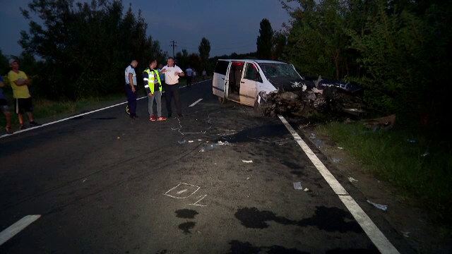 Plan roșu de intervenție în urma unui accident între un microbuz și o mașină în Dâmbovița. 12 oameni au ajuns la spital