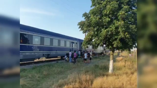 O femeie a fost lovită mortal de un tren la halta Pajura din București
