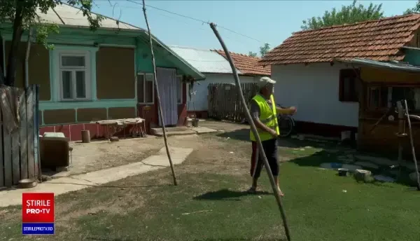 Doi tâlhari au intrat noaptea peste un cuplu de pensionari din Buzău. Bătrânul a dat nas în nas cu ei