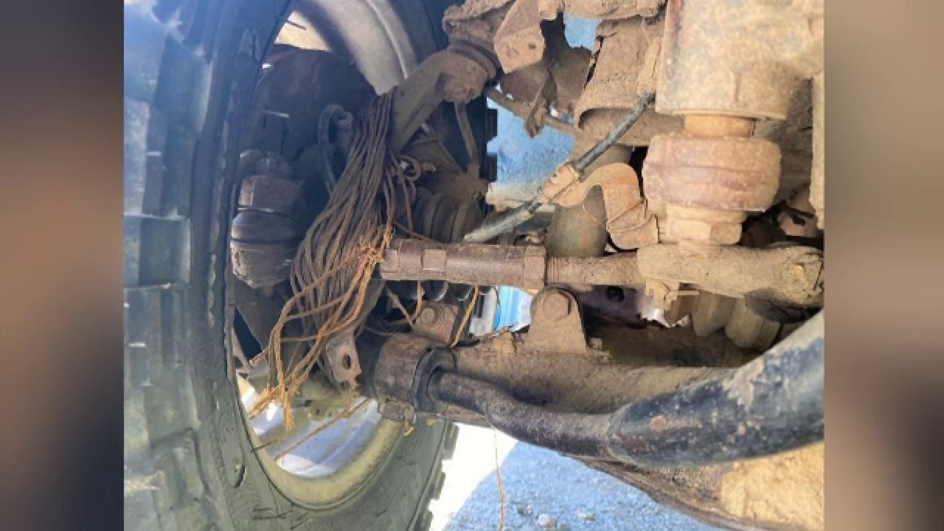 Reacția RAR după ce un șofer și-a legat cu sfoară piesele de la una dintre roți. Încerca să-și recupereze talonul