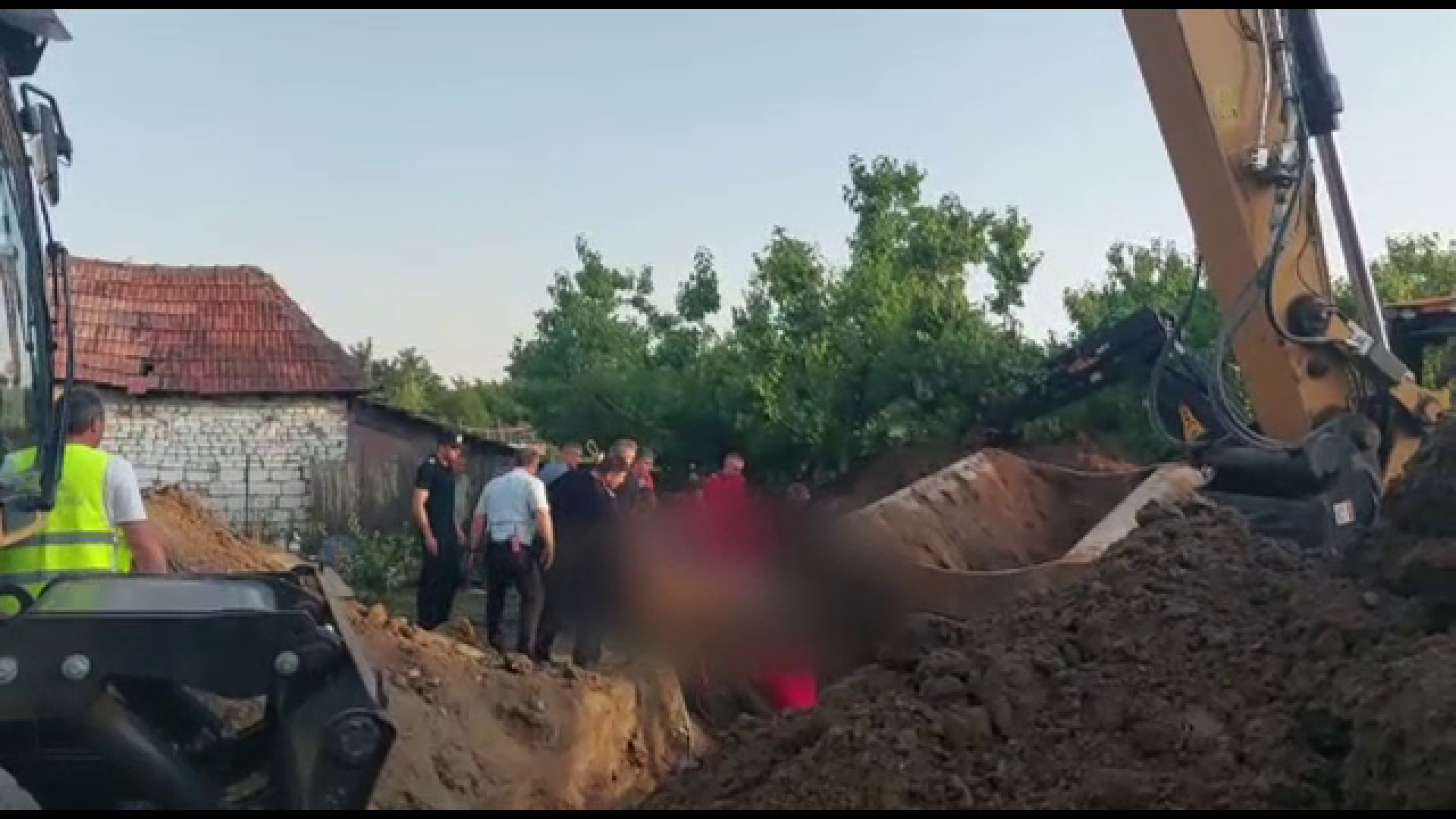 Pompierii din Olt au salvat la limită o femeie de 80 de ani care a căzut într-o fântână