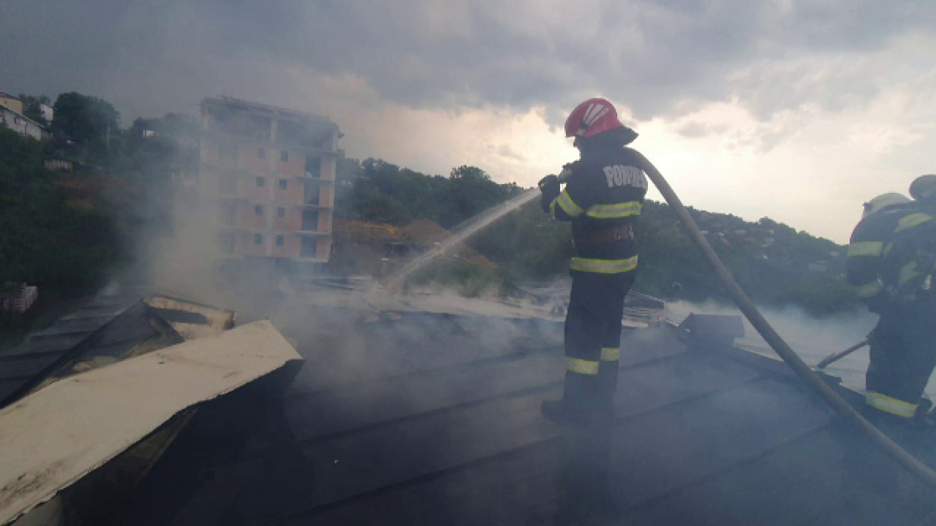 Acoperișul unui bloc din Fălticeni a luat foc după ce a fost lovit de trăsnet