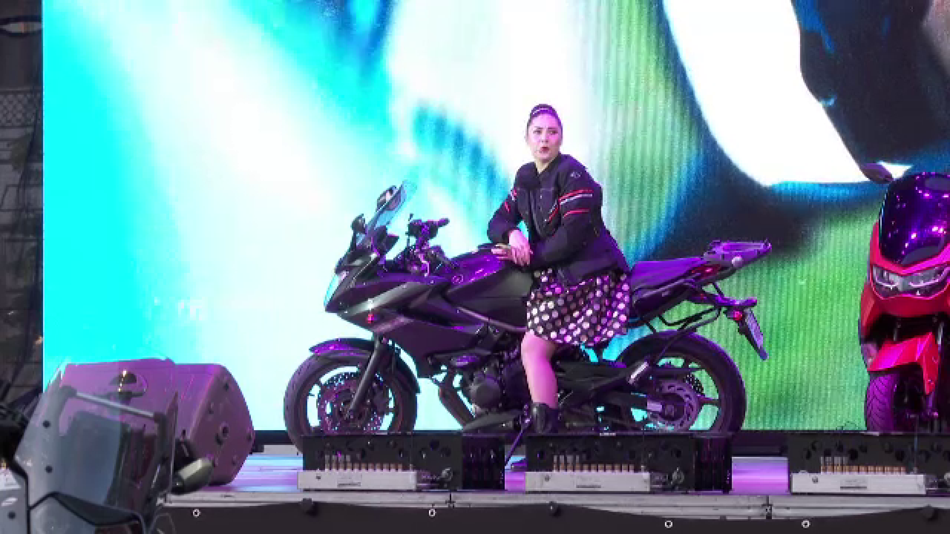 Sectacol de operă pentru motocicliști în Cluj-Napoca. Soliștii au purtat geci din piele și bocanci cu ținte