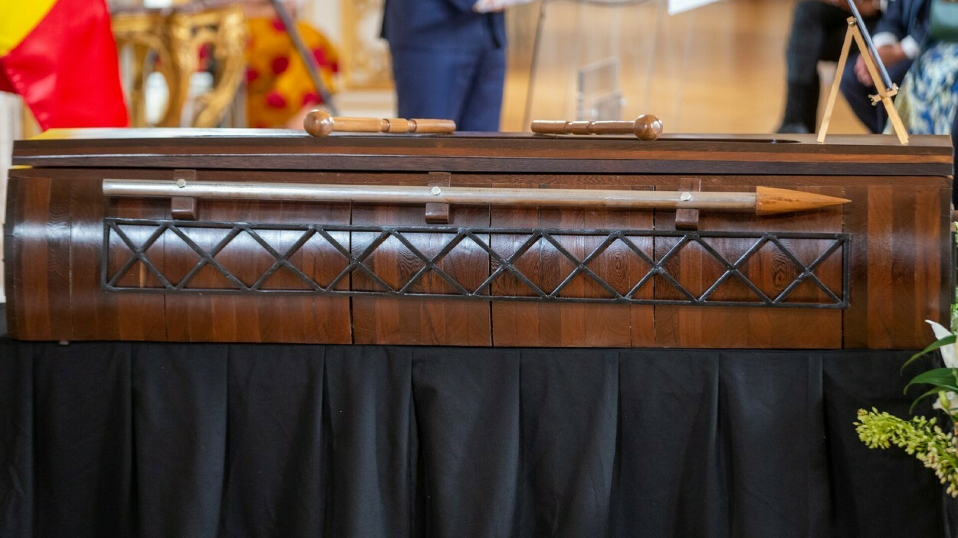 GALERIE FOTO Dintele de aur al unui fost premier din Congo a fost îngropat la peste 60 de ani de la asasinare