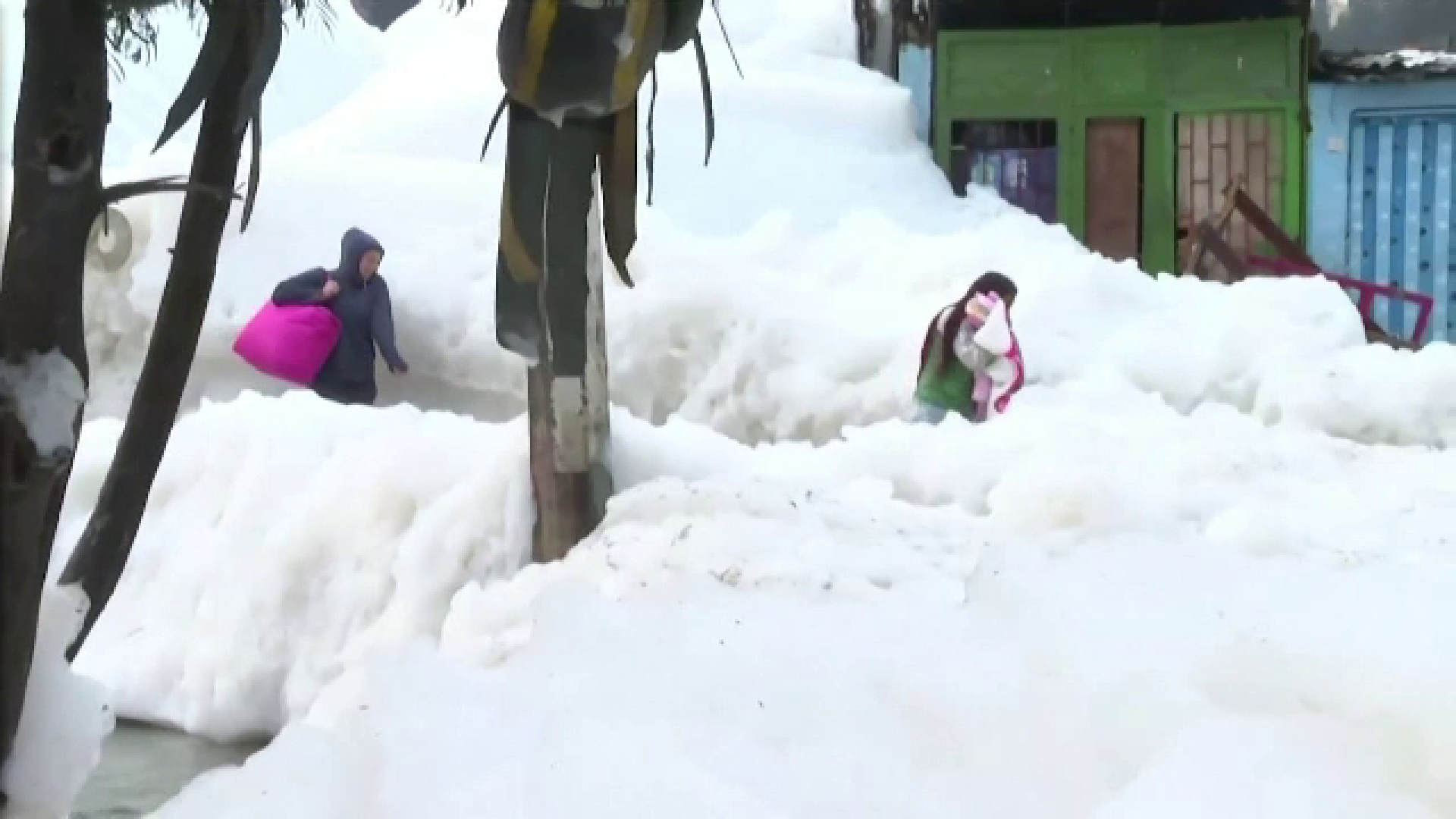 Străzile unui orășel din Columbia s-au umplut de o spumă urât mirositoare, cât înălțimea unui om