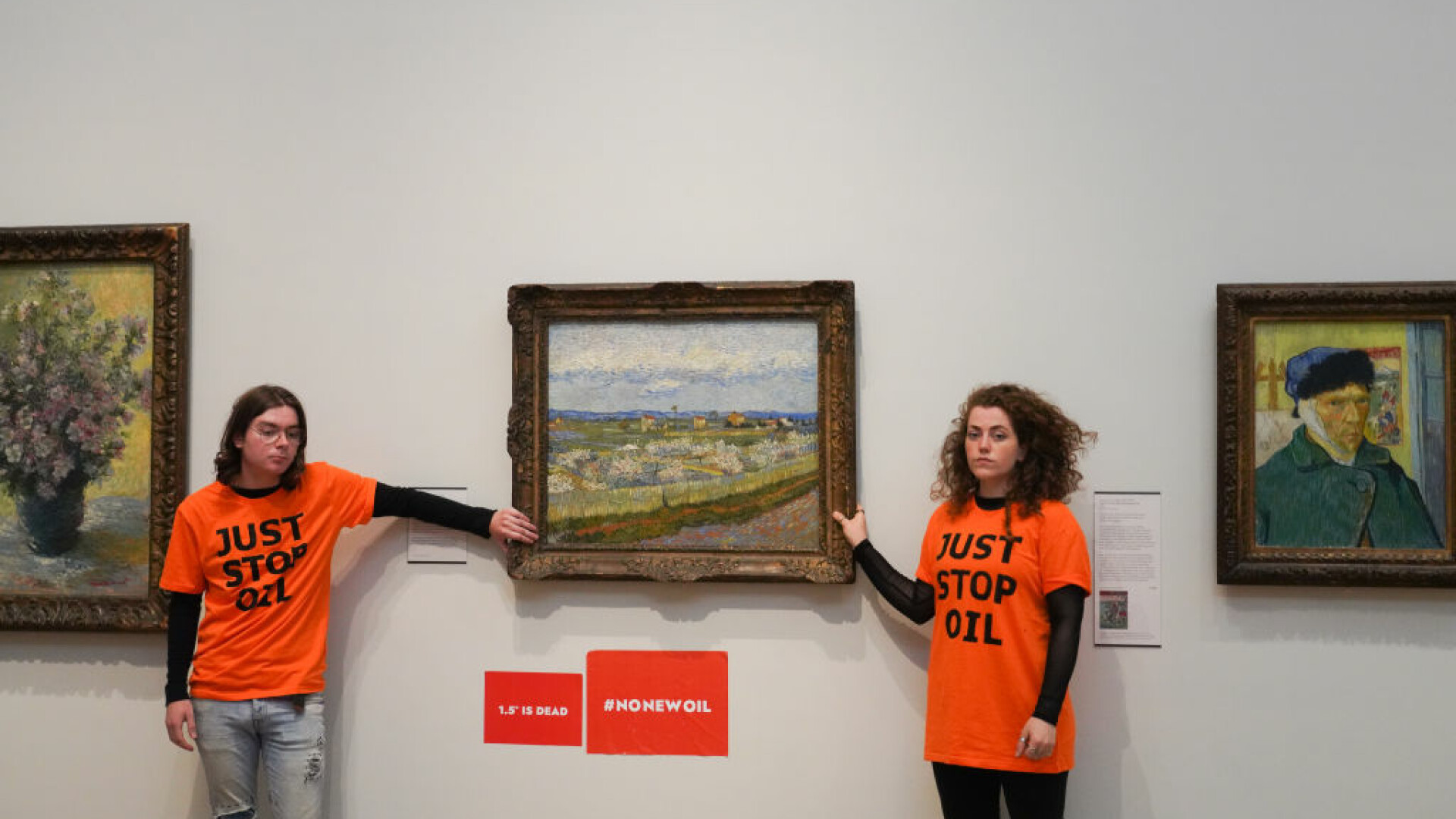 Doi activişti ecologişti s-au lipit de rama unui tablou pictat de Van Gogh. „Suntem îngroziți de viitorul nostru”. VIDEO