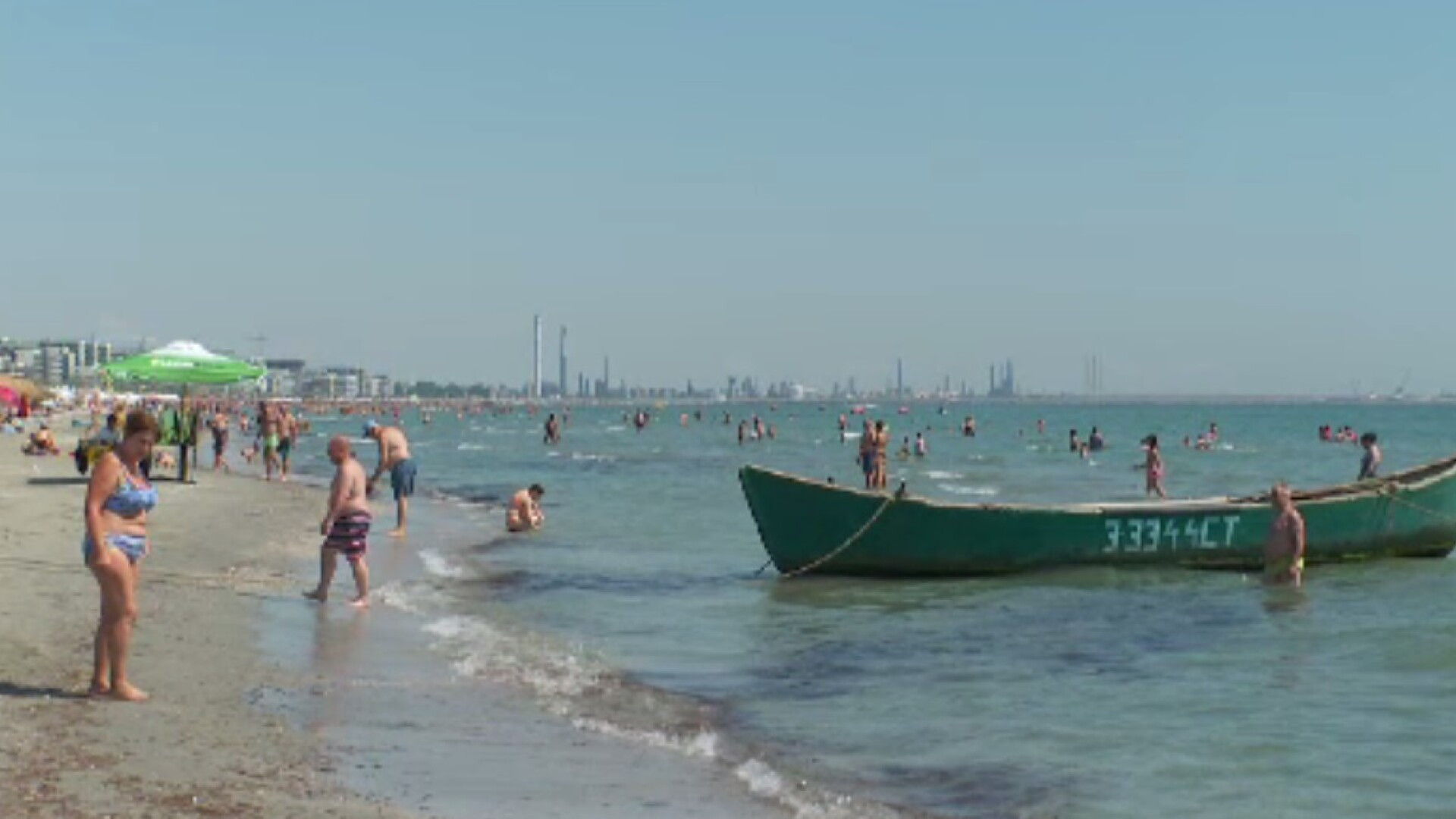 În Năvodari, turiștii fac adevărate slalomuri pentru a putea ajunge la plajă. Ce dificultăți întâmpină