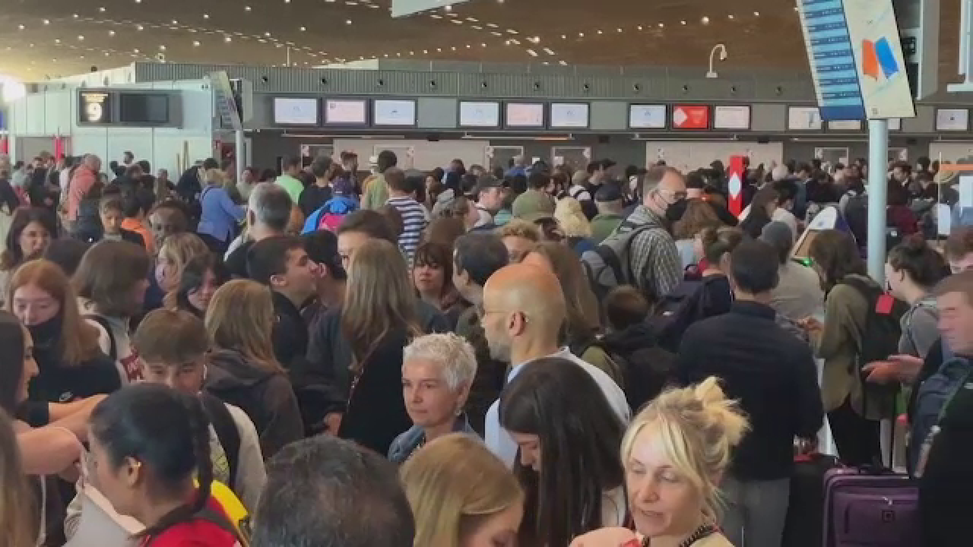 Vacanțele și călătoriile de afaceri a mii de oameni, puse în pericol. Zeci de zboruri au fost anulate