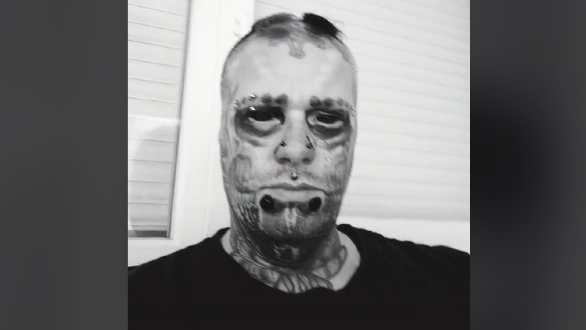 Un bărbat a cheltuit 9.200 de euro ca să arate ca un craniu uman