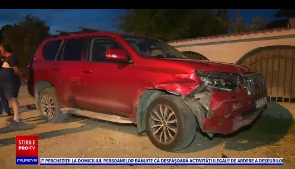 O femeie de 48 de ani, rămasă încarcerată după ce mașina i-a fost izbită în plin, în Dâmbovița