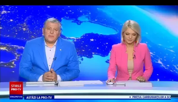 Acoperișul unui bloc din Fălticeni a luat foc după ce a fost lovit de trăsnet