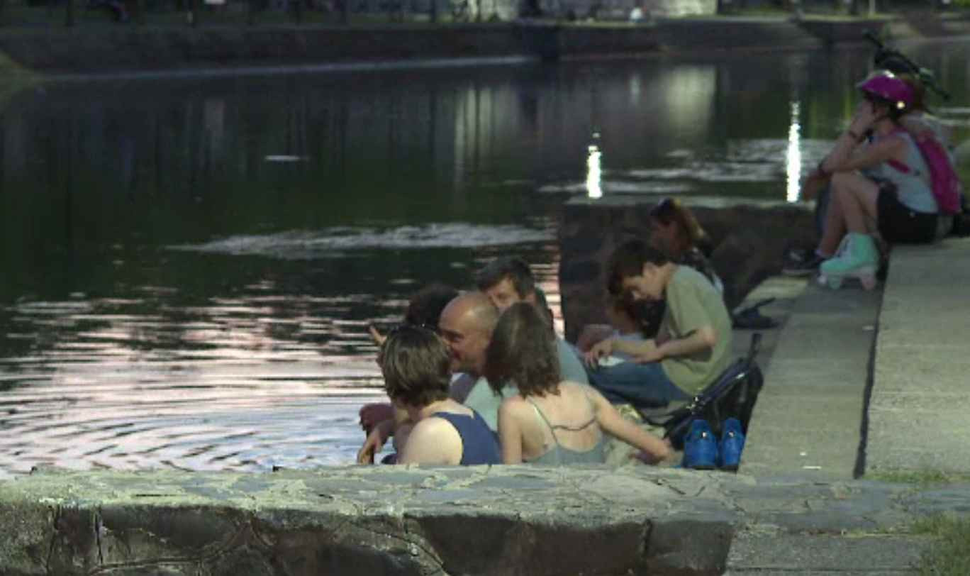 Timișoara s-a animat noaptea, după o zi toridă. Oamenii s-au răcorit pe malul Begăi