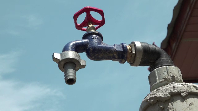 Seceta a dus la raționalizarea apei în mai multe localități din țară. „Rău, n-ai cu ce te spăla”