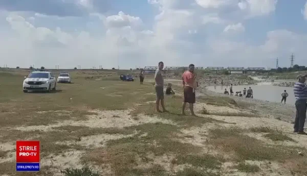 Tânără salvată din apele râului Moldova, unde a mers la scăldat. Fratele ei, căutat de pompieri cu o barcă