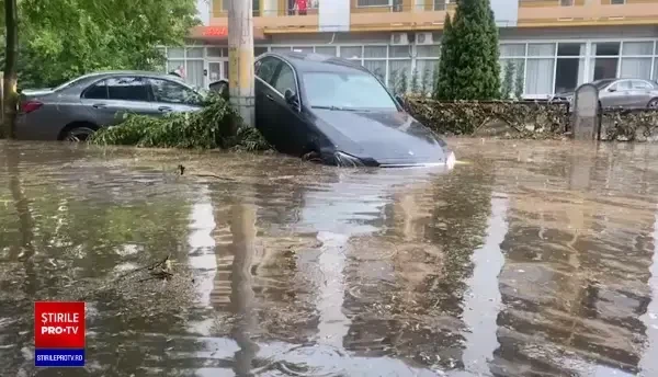 O furtună violentă a făcut prăpăd în Craiova. Apă de aproape un metru pe străzi și multe mașini distruse | VIDEO