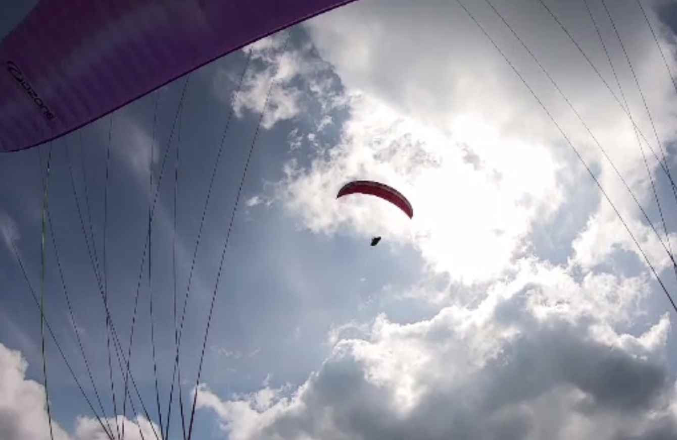 Patru parapantiști au zburat neîntrerupt, de la Iași până-n Buzău. Pilot: „Ne împrăștiem ca evantaiul, cum zboară păsările”