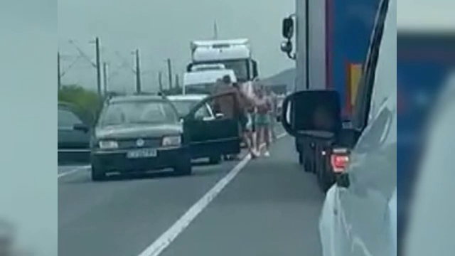 O șicanare în trafic pe DN1C a degenerat: Unul dintre șoferi l-a atacat cu toporul pe celălalt