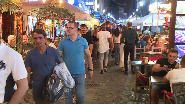 Cum au făcut față bucureștenii caniculei. Oamenii au umplut orașul după lăsarea serii