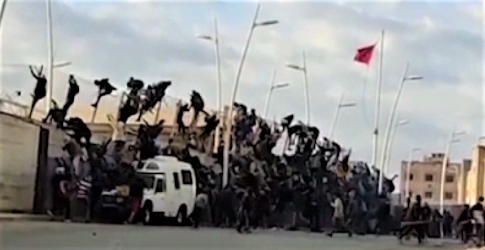 Protest cu mii de migranți la intrarea în enclava spaniolă Melilla, din Maroc. Zeci de oameni au murit