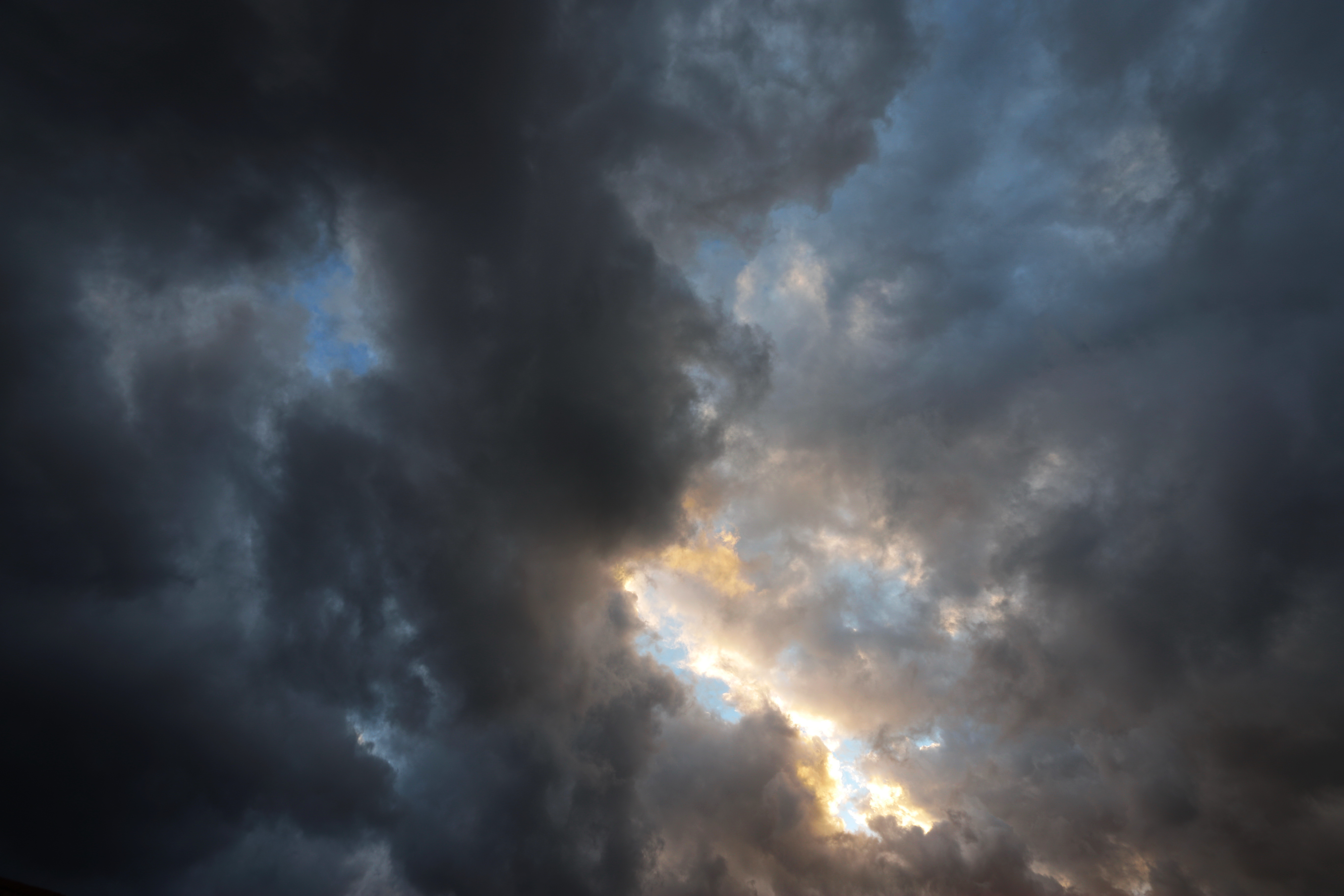 Noi alerte de furtuni. ANM a prelungit codurile galben și portocaliu. Urmează fenomene extreme