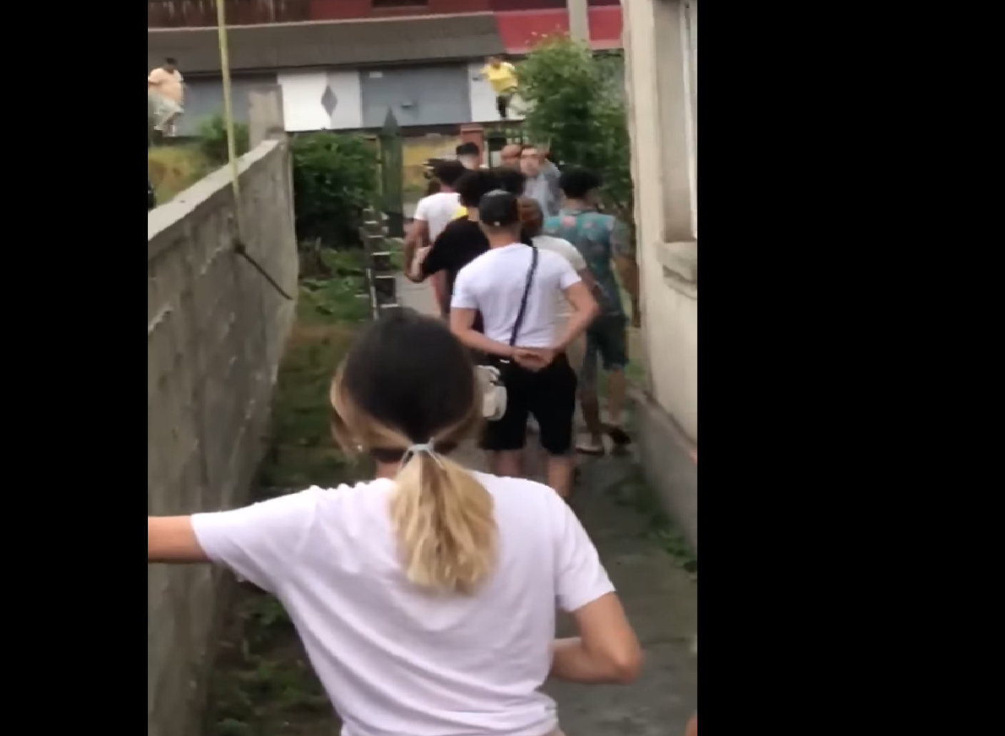 Bătaie ca în filme la Gura Humorului. Mai mulți localnici și-au împărțit bâte și topoare în cap | VIDEO