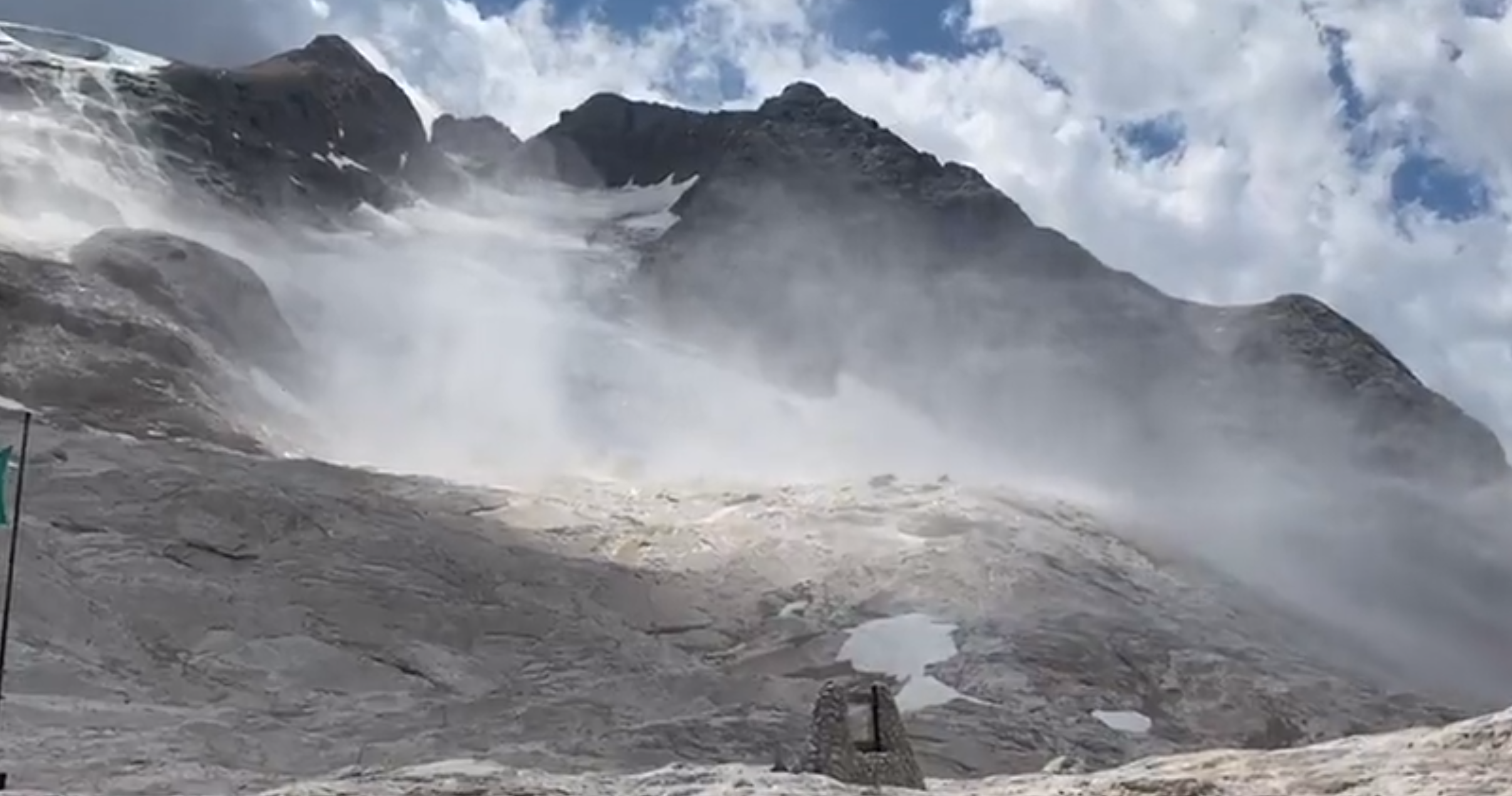 Italia: Cel puţin șase oameni au murit în Alpi după prăbuşirea unui gheţar | VIDEO