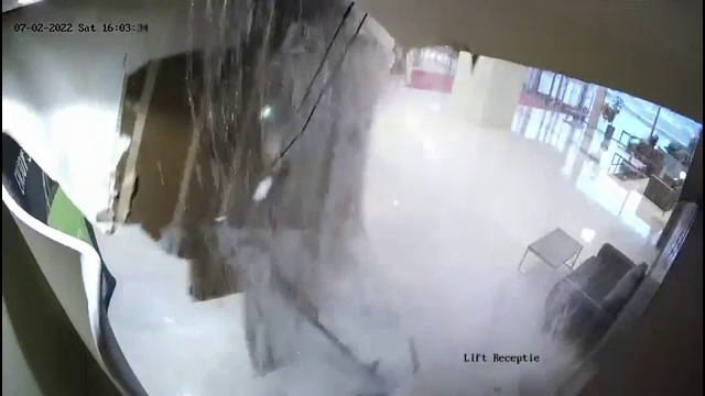 Momentul în care tavanul unui hotel din Craiova s-a prăbușit sub greutatea ploii. Mașinile au fost măturate de pe stradă