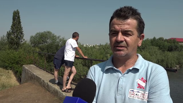 Doi orădeni curăță singuri râul Crișul Repede și lacurile din jur: Am găsit cărucior de la un magazin, jante de mașină, cadre