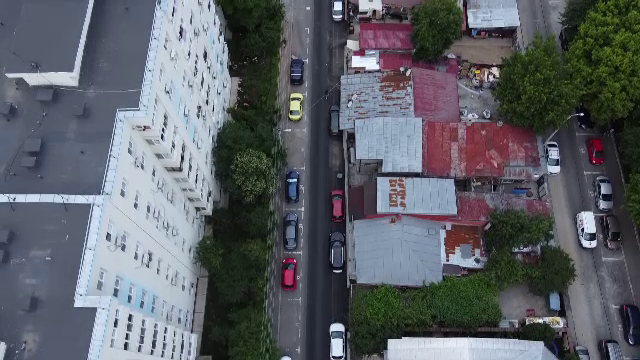 Primăria Sectorului 4 a desființat trotuarele în zonele de case. Oamenii ies acum din curte direct în stradă. Ce spune edilul