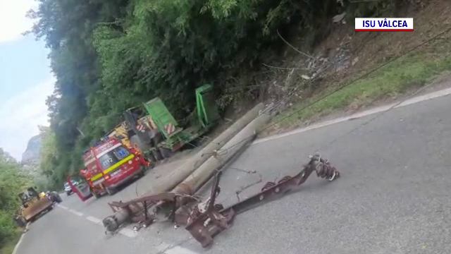 Accident grav în Vâlcea. Un TIR a lovit un stâlp, iar un tren l-a atins și a doborât alți doi. 7 persoane au fost rănite