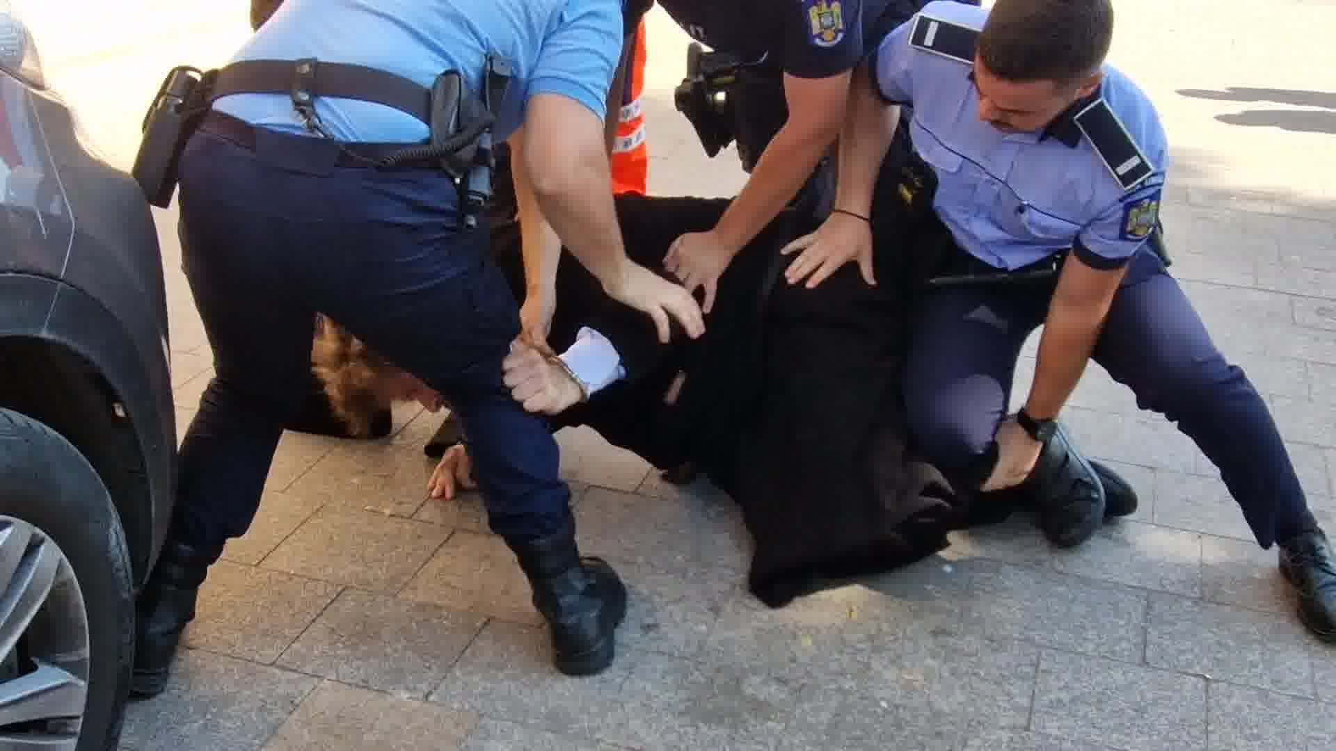 Scandal lângă Arhiepiscopia Tomisului. Un călugăr a fost alergat și încătușat de polițiști