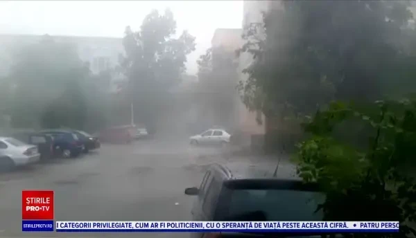 Momentul în care tavanul unui hotel din Craiova s-a prăbușit sub greutatea ploii. Mașinile au fost pur si simplu măturate de apă