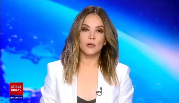 Accident feroviar, în Vâlcea: Un tren a agățat un stâlp care fusese lovit de un TIR. Mai mulți oameni au ajuns la spital